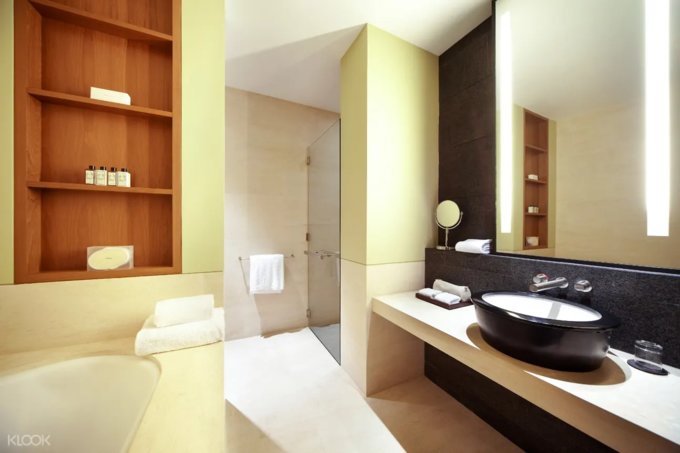 Hotels With Huge Luxurious Bathtubs In Singapore For You To Soak Your