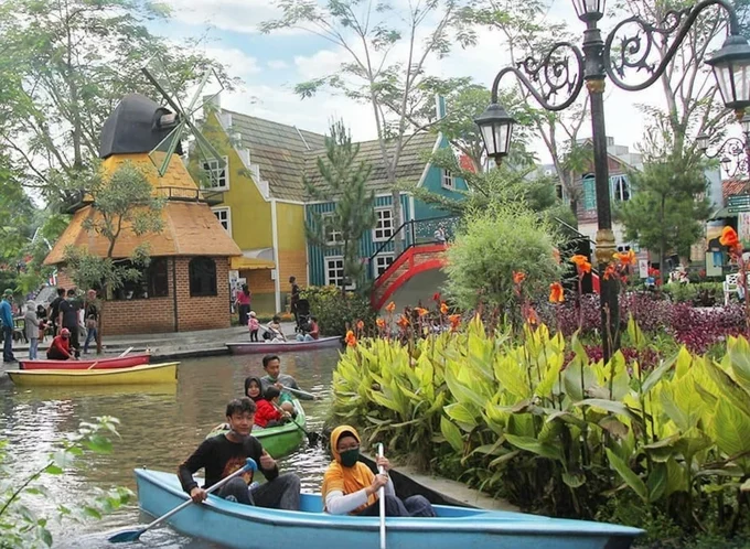 Devoyage Bogor - Mendayung Perahu Gondola