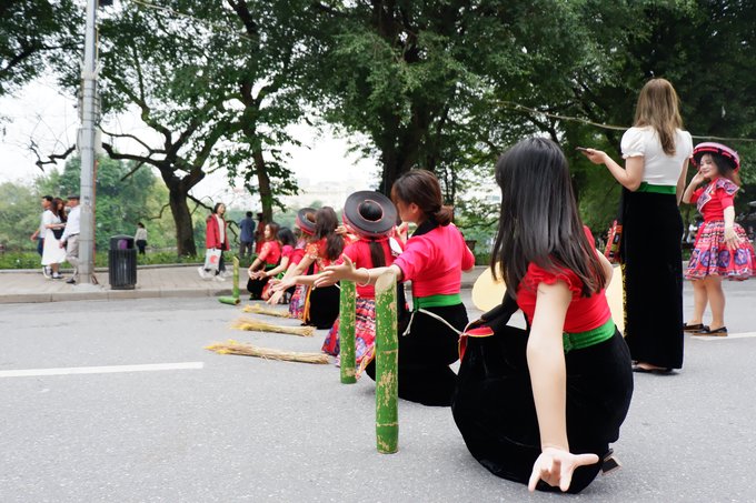 gio-hoat-dong-pho-di-bo-ha-noi