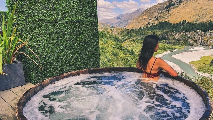 Take a well-deserved vacation in Queenstown! Image credits: @onsenhotpools
