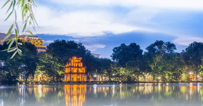 Hồ Hoàn Kiếm hiện diện ngay giữa lòng Hà Nội, với cầu Thê Húc và đền Ngọc Sơn là những điểm nhấn về mặt cảnh quan. Đây là nơi tuyệt vời để chụp ảnh ngày và đêm, và trải nghiệm vẻ đẹp tuyệt vời của Hồ Hoàn Kiếm và thành phố Hà Nội.