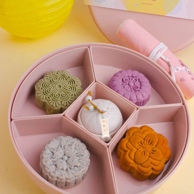 Pretty mooncake gift sets you'll want to keep for yourself - Her World  Singapore