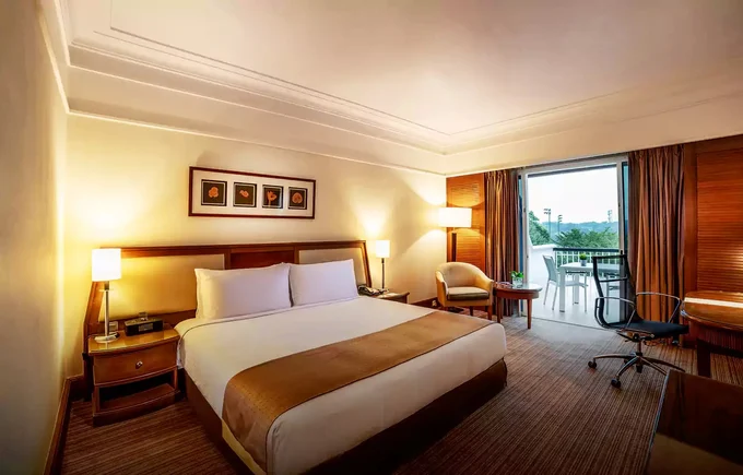 discounted hotel stay at Glenmarie Hotel & Golf Resort