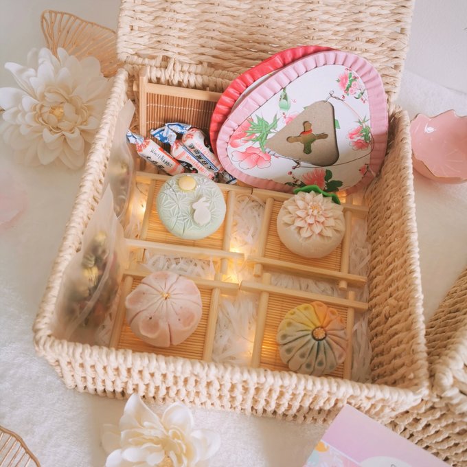 12 Aesthetic, Chic, And Unique Mooncake Gift Sets That Are Perfect