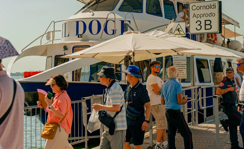 Murano & Burano Island Cruise Tour with 3-Hour Free Time
