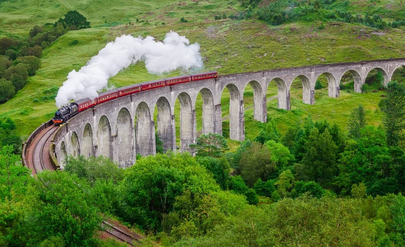 Edinburgh Eilean Donan Castle & Glenfinnan Viaduct 2-Day Tour