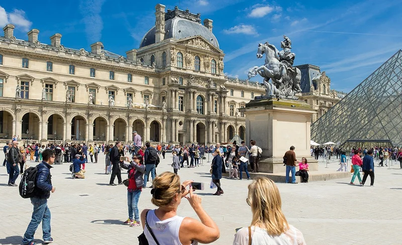 Skip-the-line Louvre Museum Small Group Guided Tour