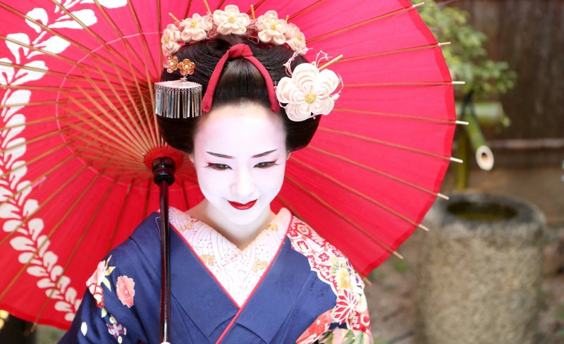 Maiko Experience with Photoshoot in Japanese Garden