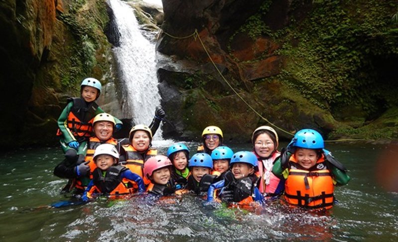 New Taipei: Mountain entertainment staff – Ruifang Banping River Trekking Experience at Dagui Waterfall