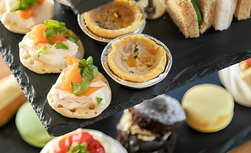 Edinburgh Bus Tour with Afternoon Tea or Gin Afternoon Tea