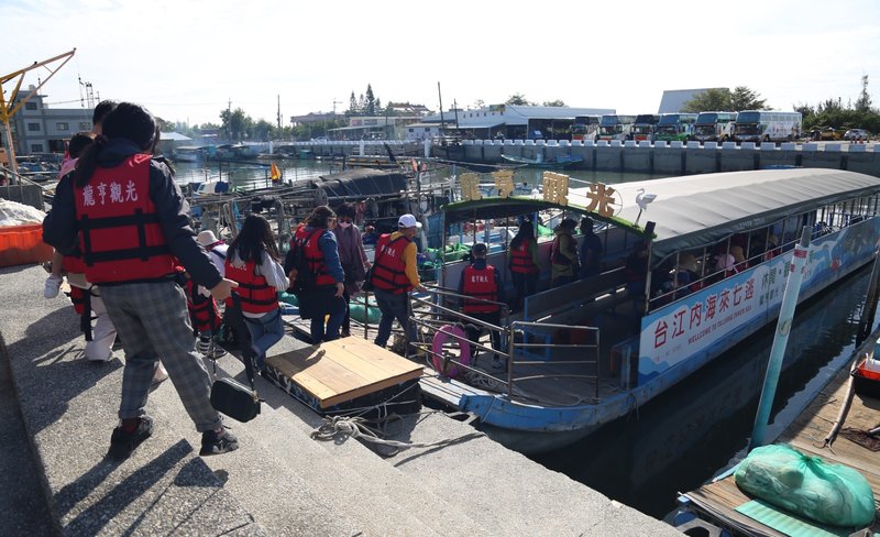 Tainan Boat Tour and Oyster Barbeque by  Long HengTourism (Phone Reservation Required)