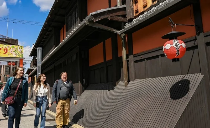 Private Kyoto Gion Highlights & Hidden Gems Tour with Local Guide