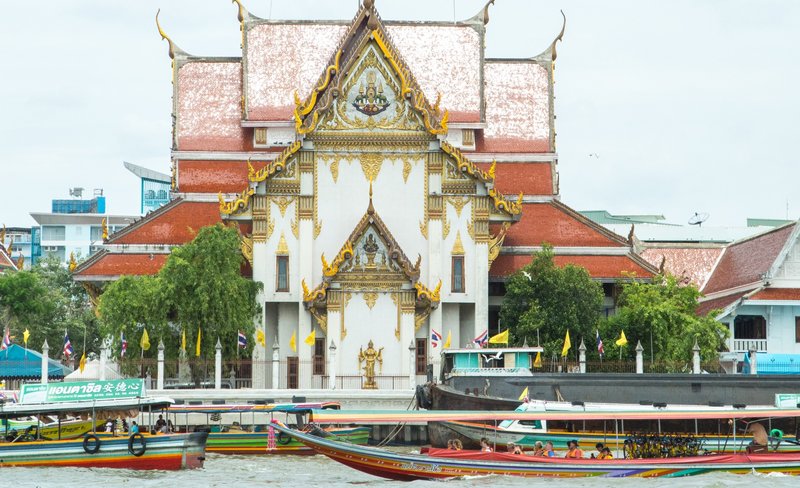 Private Bangkok Temples, Sightseeing Cruise, & Ratchada Train Night Market Tour by AK Travel