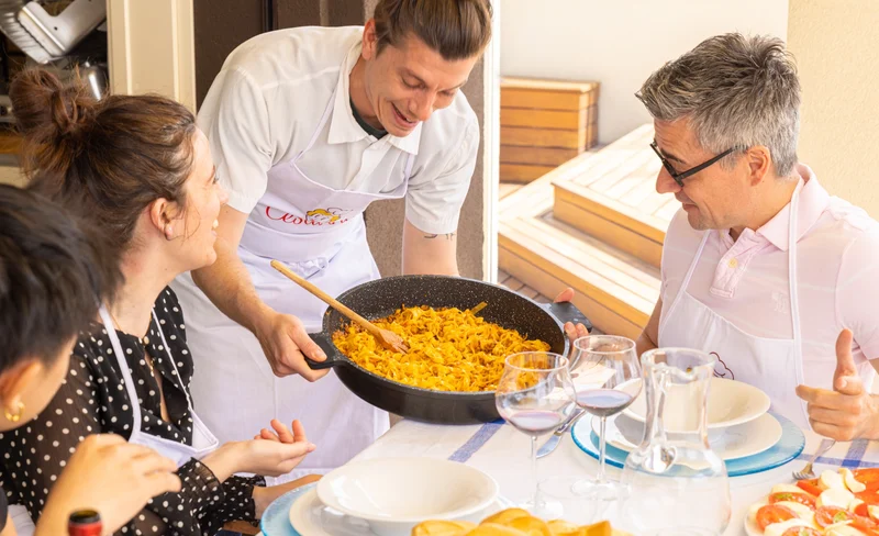 Pasta and tiramisu cooking class in Varenna