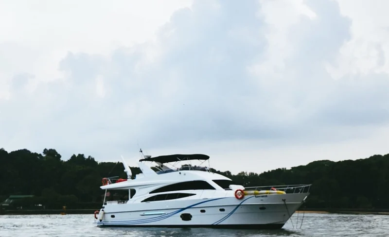 Lazarus Island MOJO Luxury Yacht by Shimmering Sea Cruises
