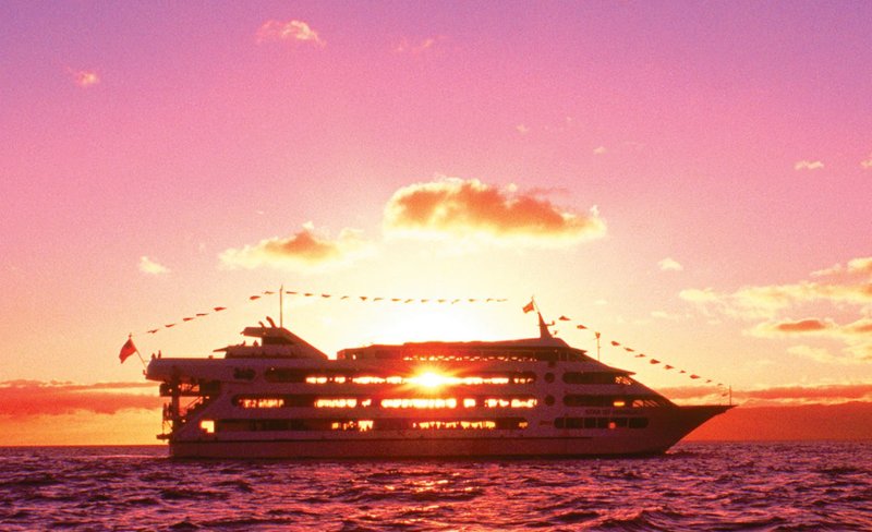 Star Sunset Dinner and Show Cruise in Oahu