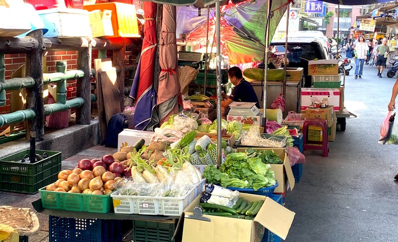 Traditional Market & Food Tour in Taipei