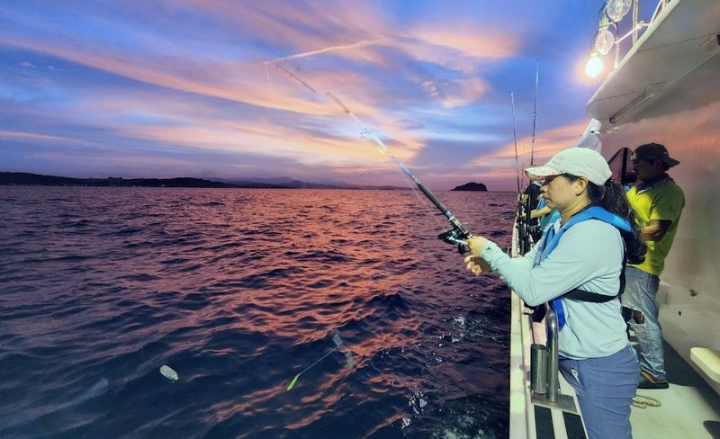 Keelung: Summer Night Yachting Novice Sea Fishing Experience & Fisherman’s Cuisine (Exclusive Free Waterproof Cooler Bag)