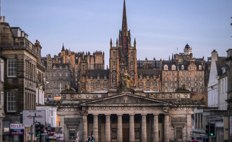 Edinburgh castle and city highlights small group tour