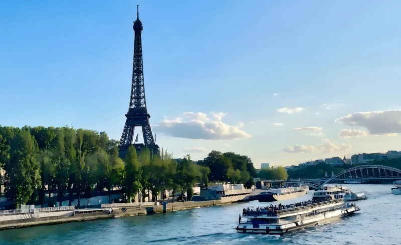 Paris, France: Eiffel Tower & Arc de Triomphe Day Tour (Chinese Group, City Transfer & Seine River Cruise)