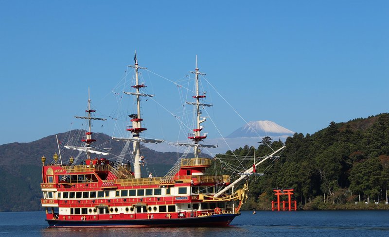 Hakone Shrine, Hakone Pirate Ship, & Hakone Ropeway Tour from Tokyo
