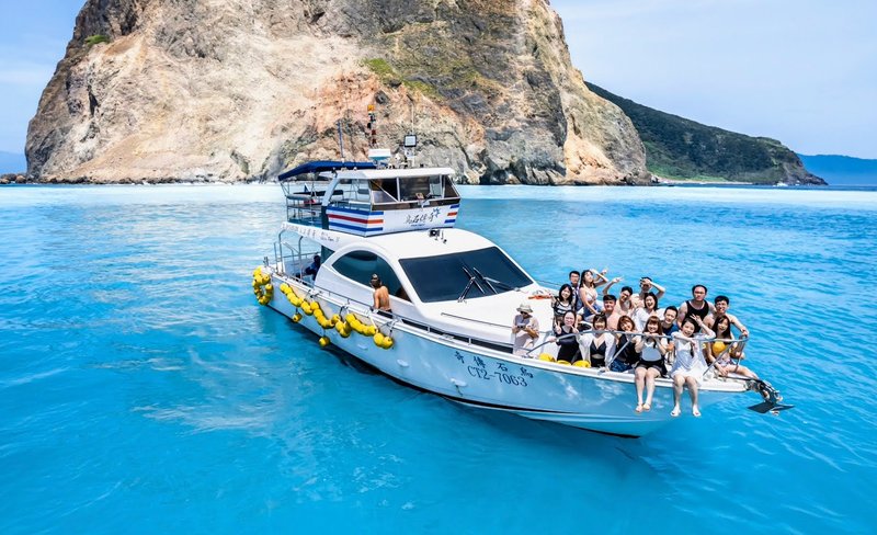 Yilan: Guishan Island Milk Sea Yacht + SUP Experience