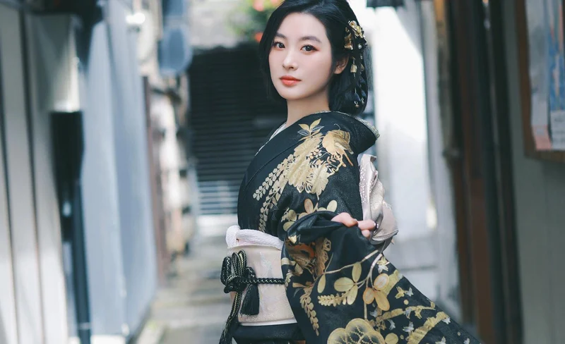 Asakusa Temple Kimono Rental & Photo Experience (Tokyo Kimono Rei Kaminarimon)