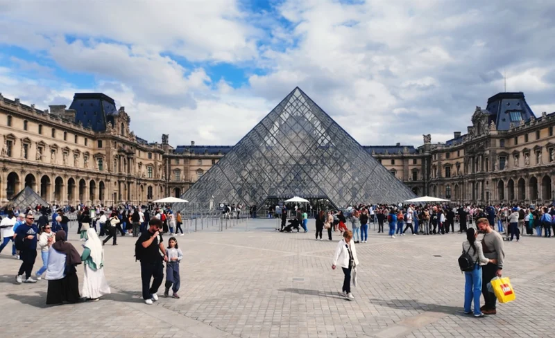 Louvre Museum chinese guided tour in Paris