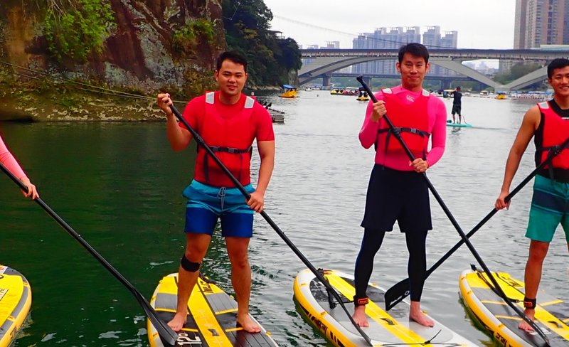 Stand Up Paddle Boarding at the Bitan Scenic Area in Taipei