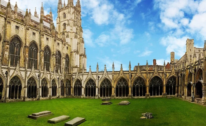 Leeds Castle, Canterbury Cathedral, & Dover Tour from London