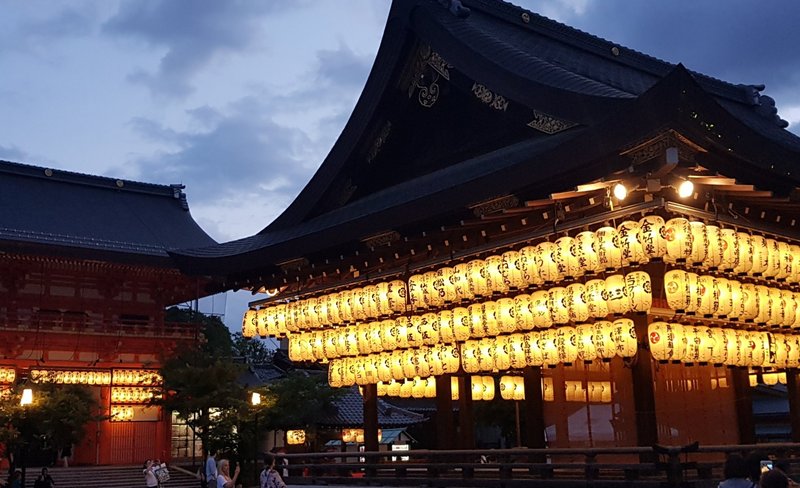 Old Kyoto Nighttime All-Inclusive Local Food Tour