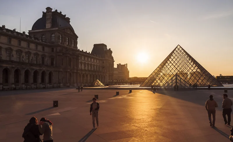 Louvre Museum small group guided tour at a peaceful time
