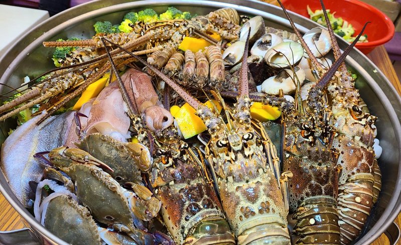 East Sea Water Activities and Seafood Feast Day Tour in Penghu