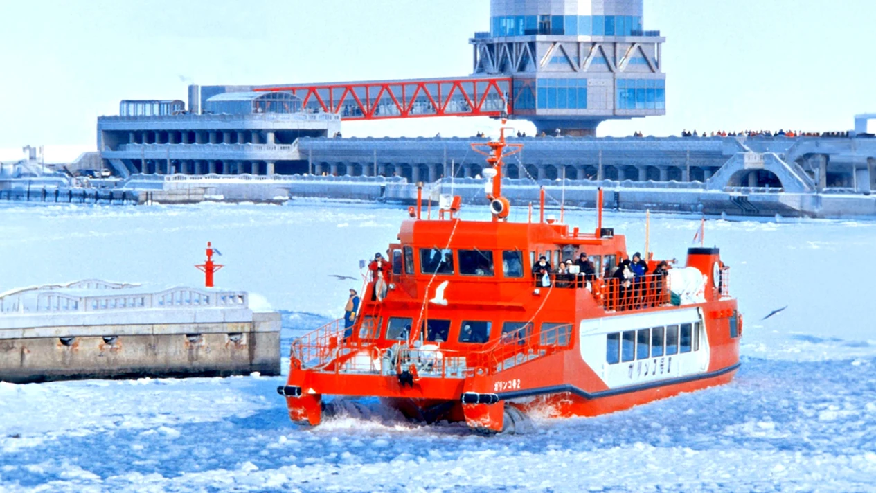 Monbetsu Icebreaker & Asahiyama Zoo & Sounkyo Icefall Festival 2 days and 1 night trip (departing from Sapporo)