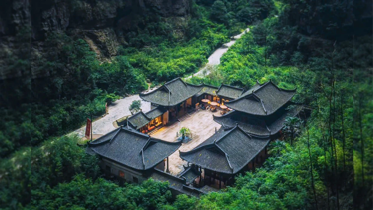 Chongqing Wulong Tiansheng Three Bridges & Longshuixia Ground Crack Classic One-Day Tour (Karst Geological Wonders + Filming Location of the Movie Transformers + Small Group Free Tickets to the City Sky Dome Observation Tower)