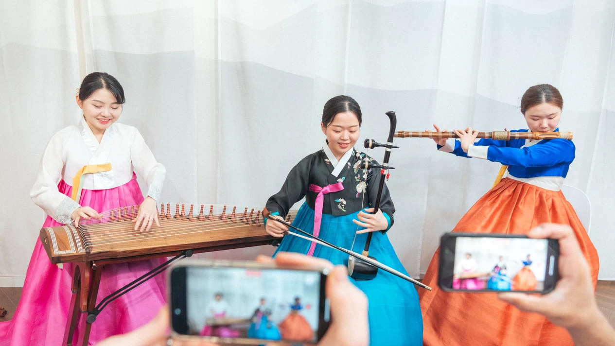 穿着韓服，欣賞韓國傳統藝術、音樂和樂器