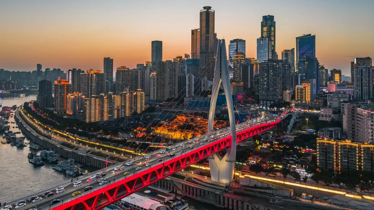 Chongqing City 4-day tour 2-8 people small group Jiefangbei + Hongyadong + Yangtze River Cableway + Wulong Tiansheng Three Bridges + Raffles Square + Liziba (see the light rail through the building + Hongyadong night view + Circus City performance)