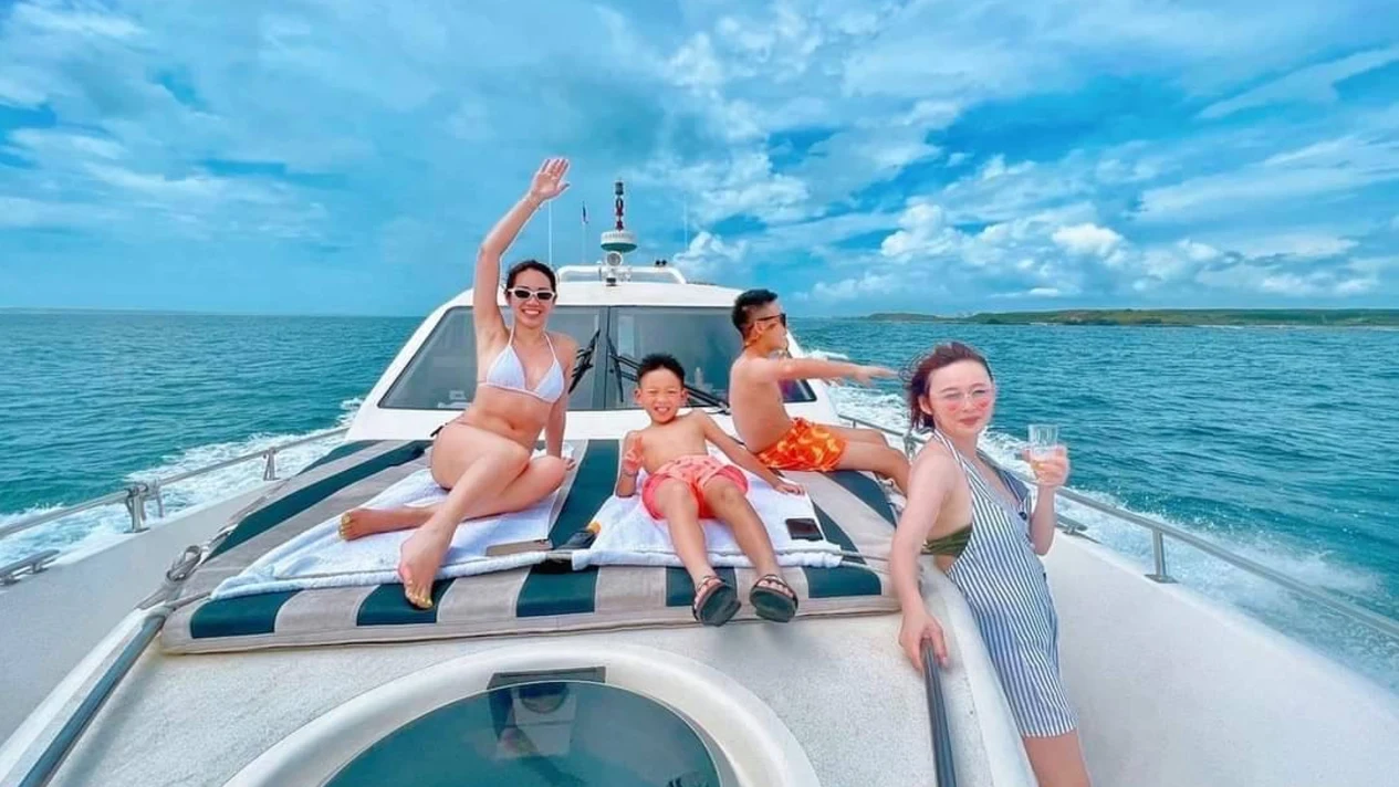 Penghu: Côte d'Azur Yacht Club - Yacht sailing to experience sea swimming pools and dreamy water sports