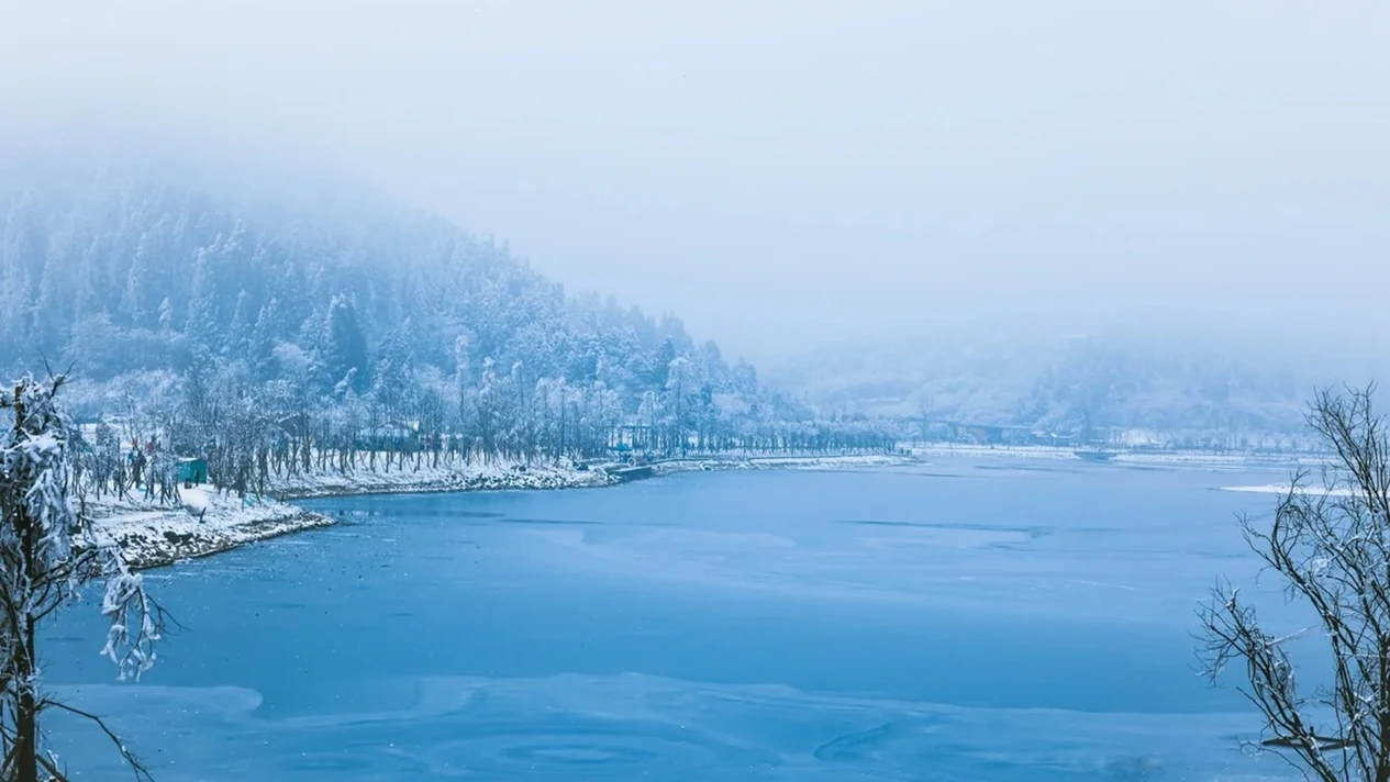 Chongqing Fengdu Nantian Lake Ice and Snow Day Tour (Karst Mountain Lake + Ski Park + Optional Track Slide + Round Trip to Chongqing)