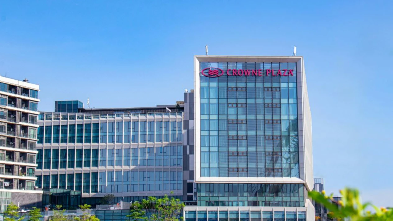 2-day fun tour at Crowne Plaza Shenzhen International Convention and Exhibition Center (Group for two people + Seafood buffet dinner + Steak set meal for two + Crowne Plaza Hotel Shenzhen International Convention and Exhibition Center + Yi Fang Shopping City + OAO Art Space)