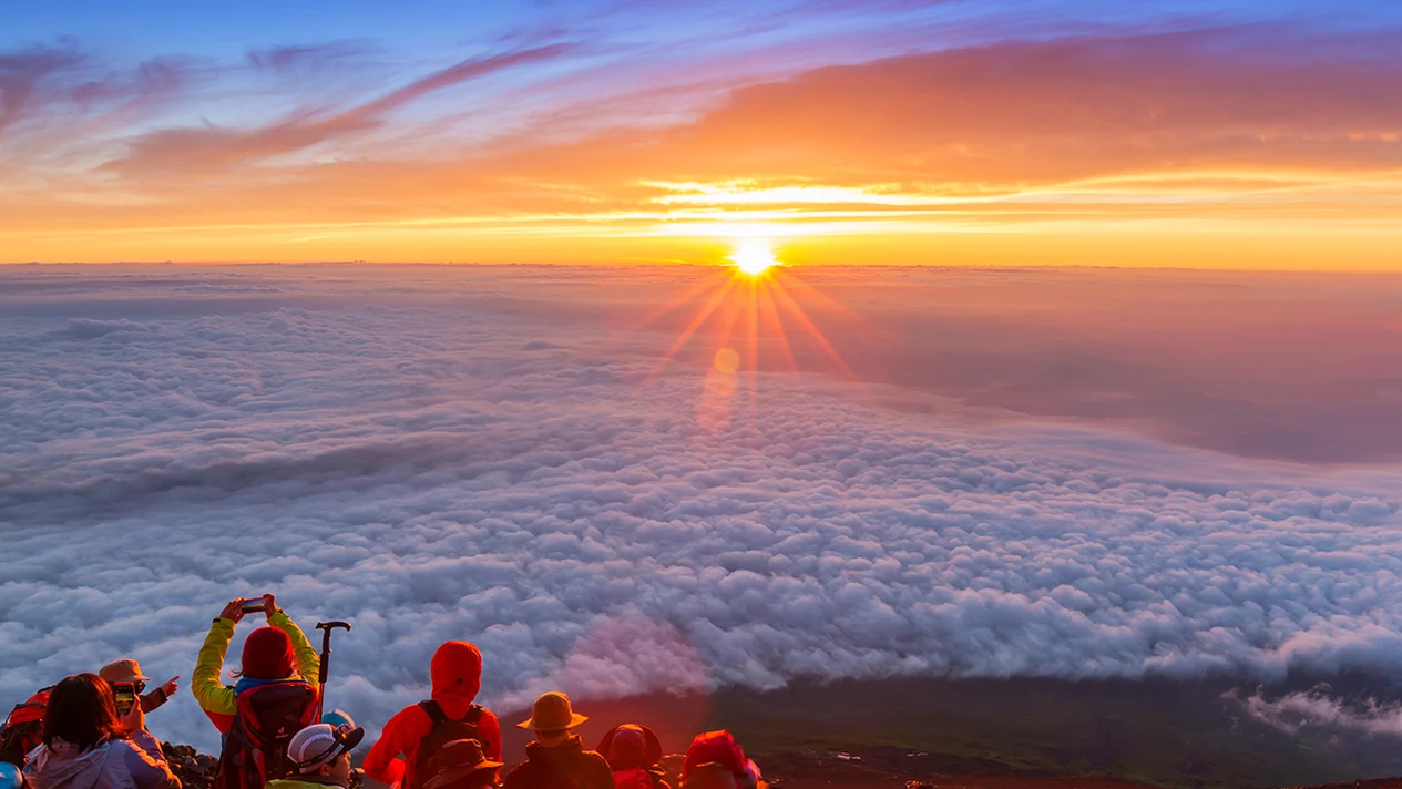 Mount Fuji mountain climbing two-day tour includes Lake Kawaguchi or Lake Yamanaka hot spring experience, mountain hut accommodation and dinner (Chinese or English speaking tour guide departs from Tokyo)