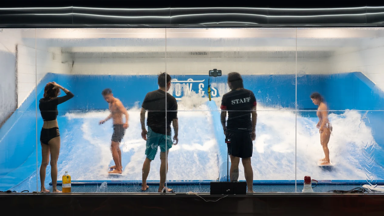 【Indoor Skiing and Waterskiing】Snow & Surf｜Indoor Warm Water Surfing & Indoor Snowboarding and Snowboarding｜Kwai Chung Ruisen Industrial Building