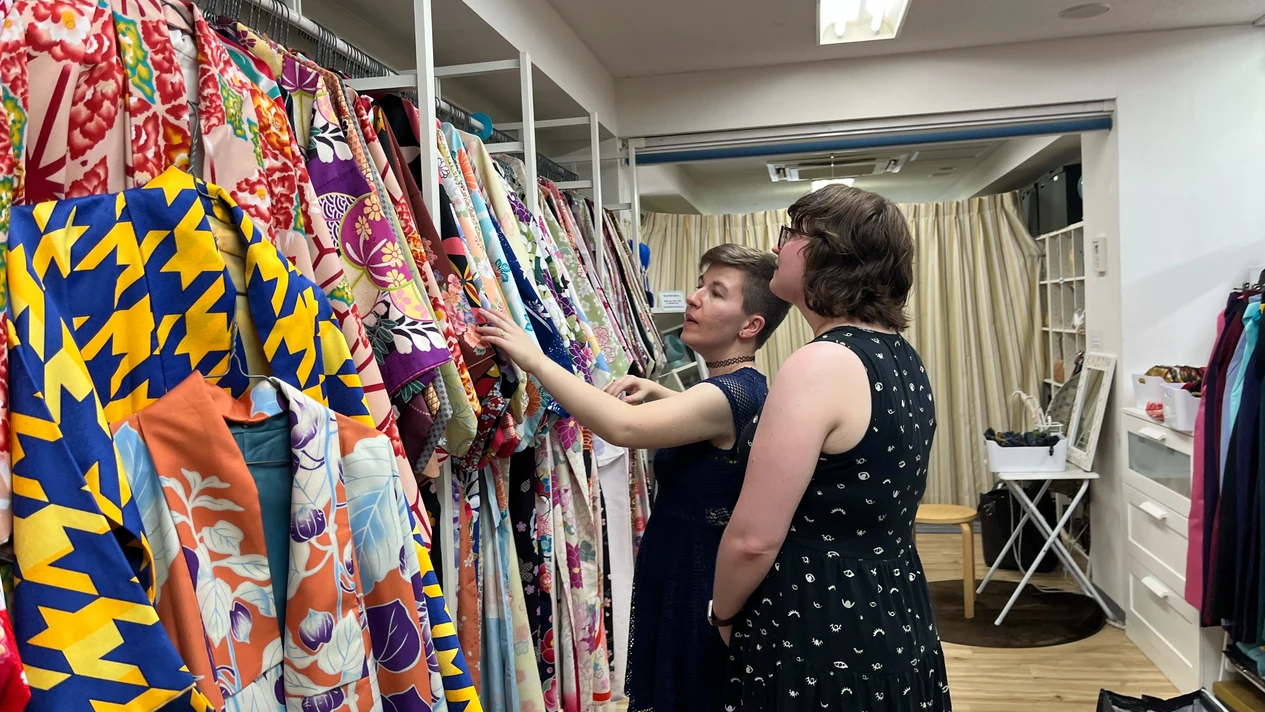 Tokyo Kimono Experience & Asakusa Photography Tour (with English speaking guide)