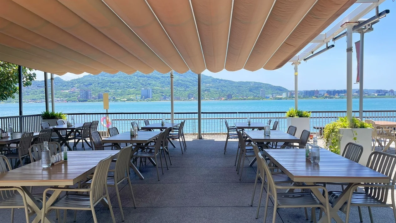 Time Tree Shadow Memory Riverside View Restaurant｜MRT Tamsui Station