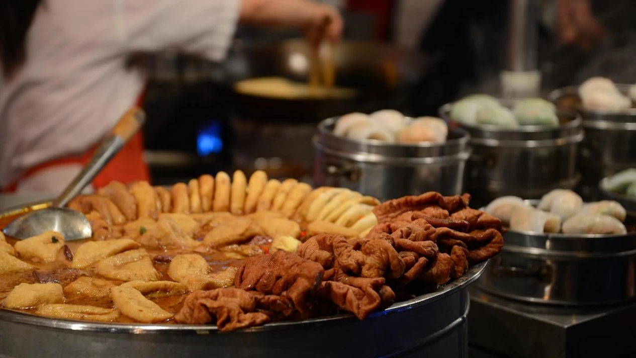 Visit traditional gardens and taste old Beijing food_Eatwith