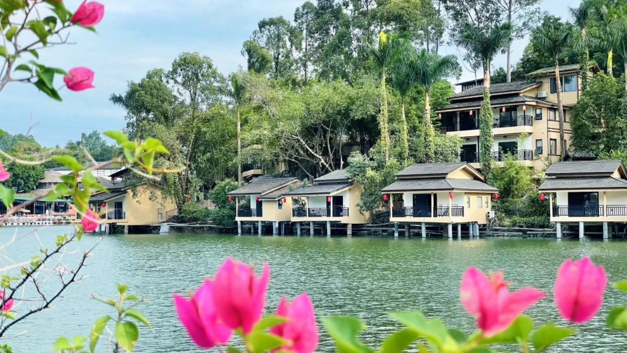 Shenzhen Guanlan Shanshui Pastoral Lakeside Villa 2-day tour (hot spring health banquet + Zhoushi seafood theme buffet + Guanlan Shanshui Pastoral Lakeside Villa viewing terrace room + unlimited spa + Guanlan Shanshui Pastoral Tourism Cultural Park)