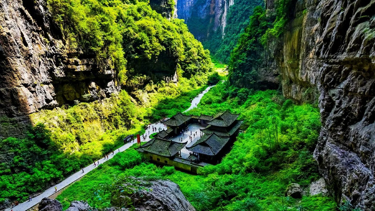 Chongqing Wulong Chinese and English tour guide private group one-day tour (Natural Three Bridges + Longshuixia Ground Crack/Fairy Mountain Forest Park/Furong Cave/816 Project/Baima Mountain Baima Mountain Tianchi Love)