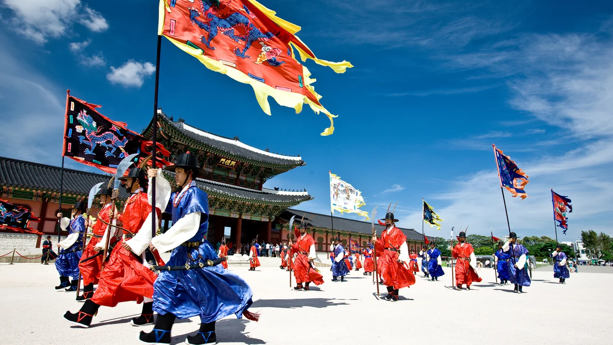 Gyeongbokgung Palace & Bukchon Hanok Village & Gwangjang Market Tour