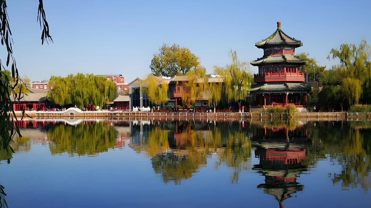 Beijing Nanluoguxiang + Drum Tower + Shichahai Half-Day Tour (English Guide, Optional Night Tour, Rickshaw Experience)
