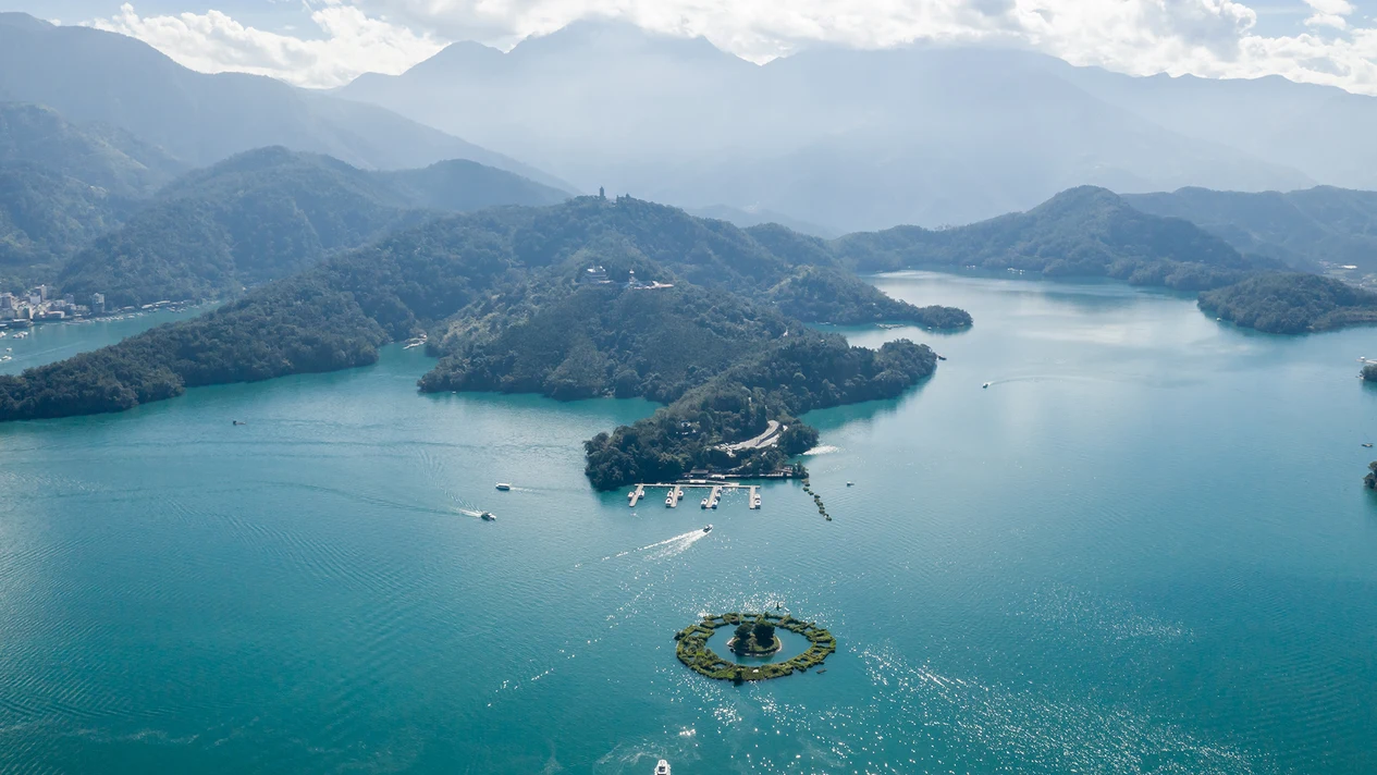 Nantou | One-day trip to Sun Moon Lake: Water Frog Head Trail & Xiangshan Administration and Visitor Center & Man Mo Temple | Sun Moon Lake cruise included